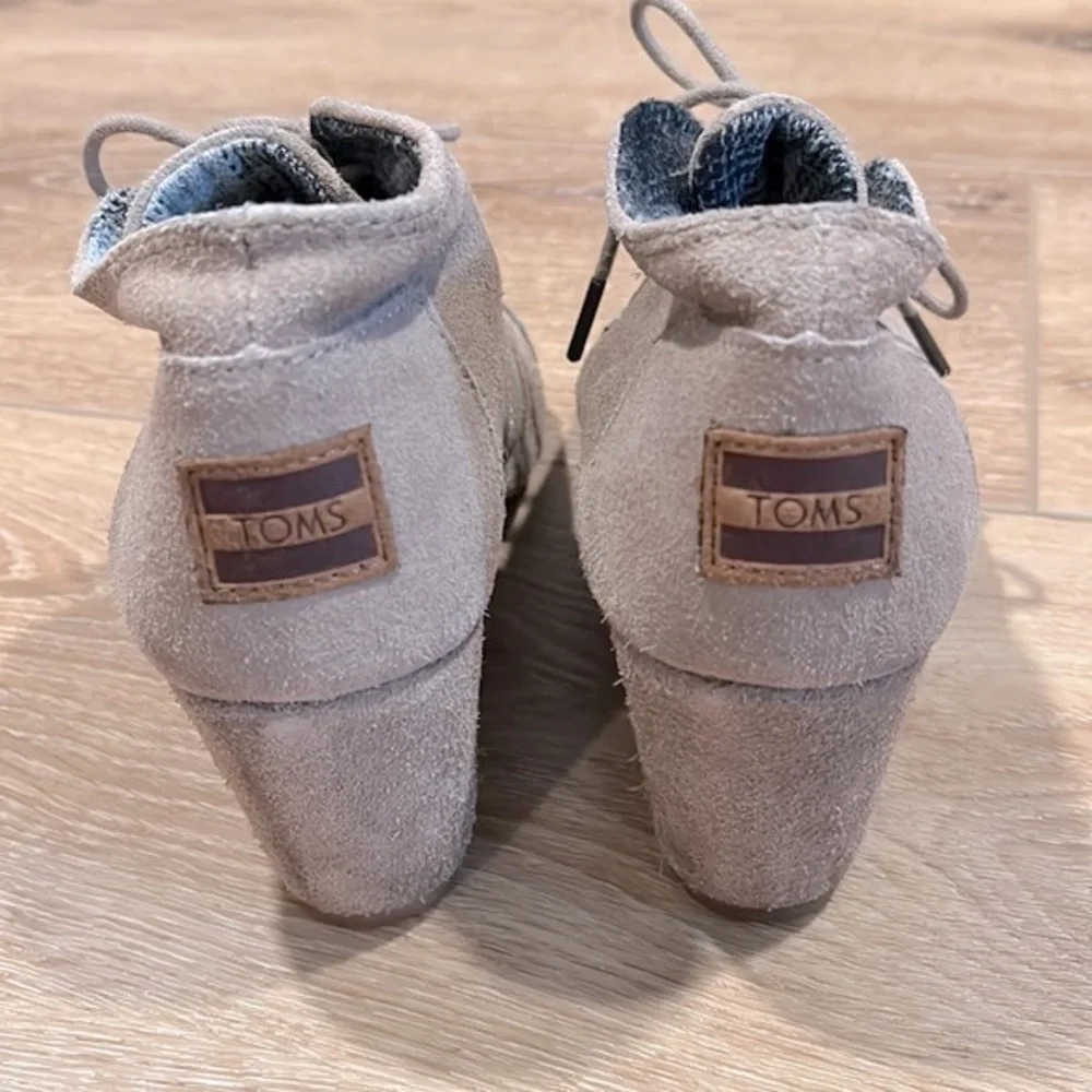 TOMS Taupe Suede Desert Wedge Booties Lace-Up Shoes Women’s 6.5